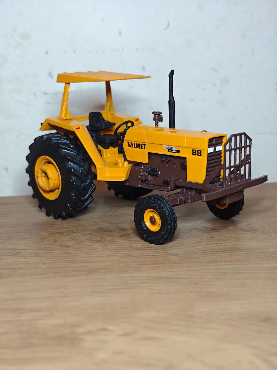 Miniatura Valmet 88 (Controle Remoto) – Escala 1/14