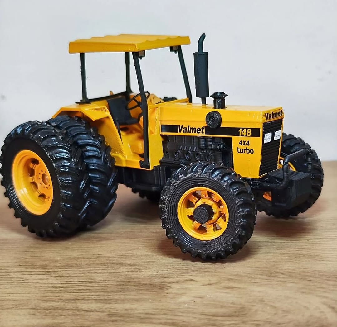 Miniatura Valmet 148 4x4 Turbo (Controle Remoto) – Escala 1/14