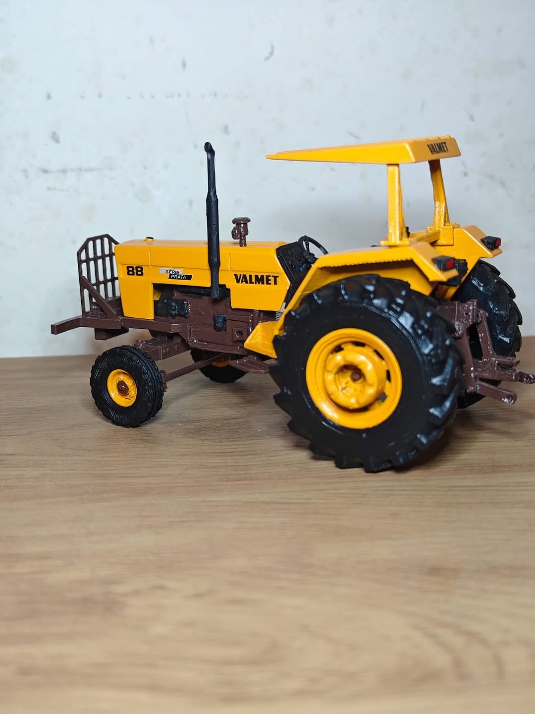 Miniatura Valmet 88 (Controle Remoto) – Escala 1/14