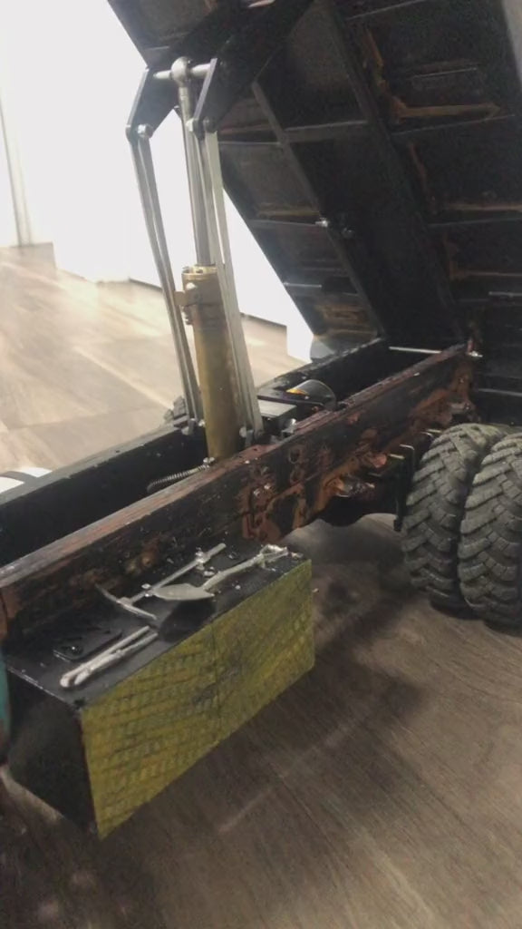 Caminhão Chevrolet C60 Basculante – Escala 1/14 (Controle Remoto)